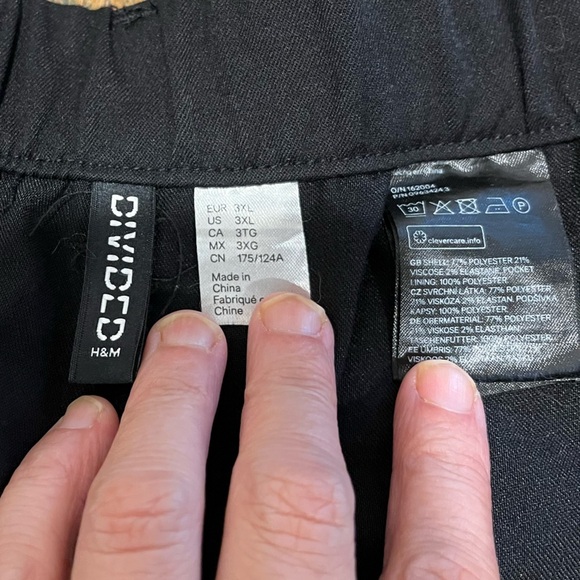 H&M – 3XL – Black Pleated Shorts - Picture 2 of 6